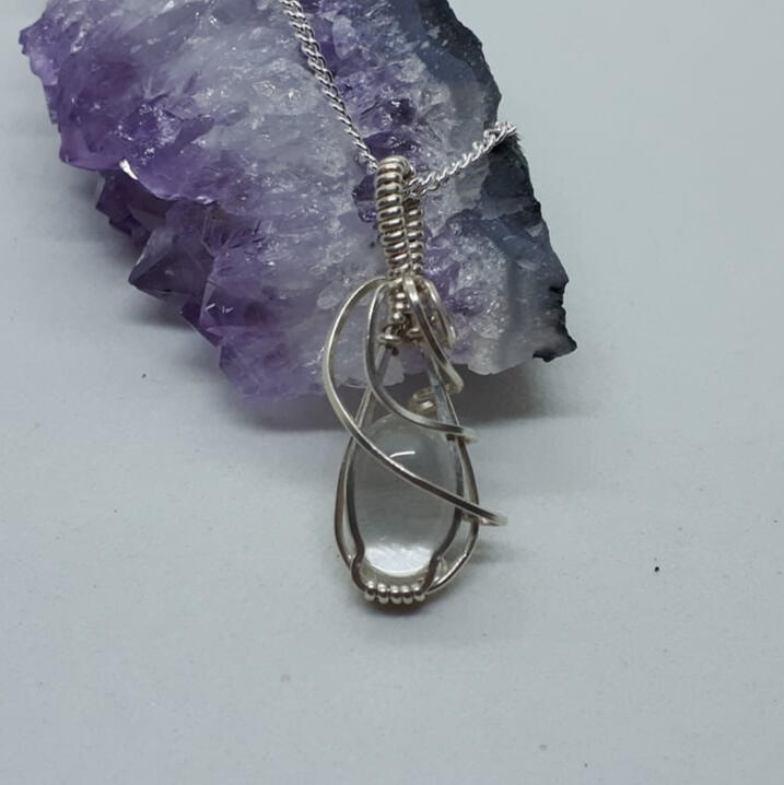 Oval cabochon, clear quartz