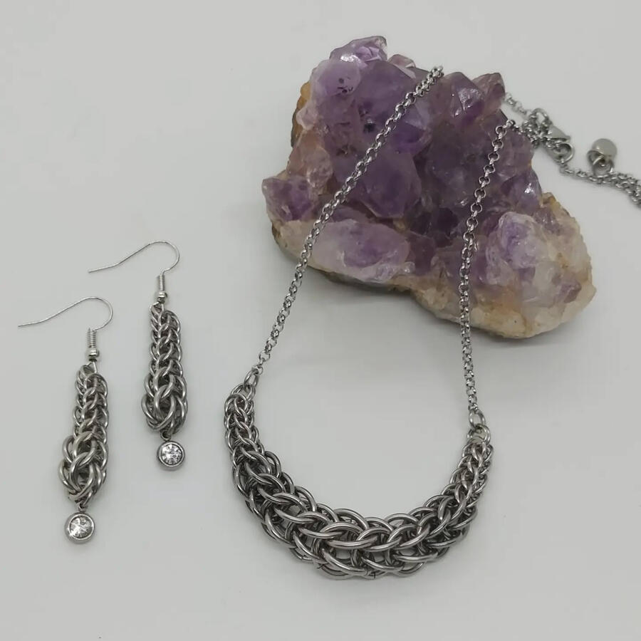 Graduated Persian set made with stainless steel rings.